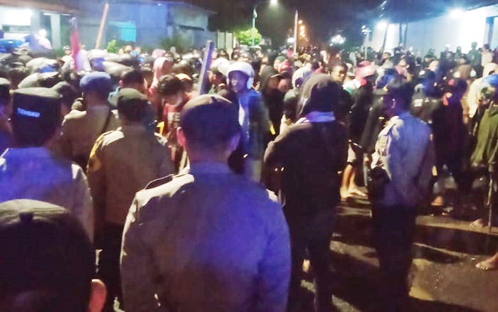 Kedua perguruan pencak silat  sedang dilerai petugas saat bentrok di wilayah Kecamatan Bangorejo, Kabupaten Banyuwangi, Kamis (10/3/2022) dini hari.