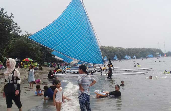 Wisata Bahari Pasir Putih Situbondo.