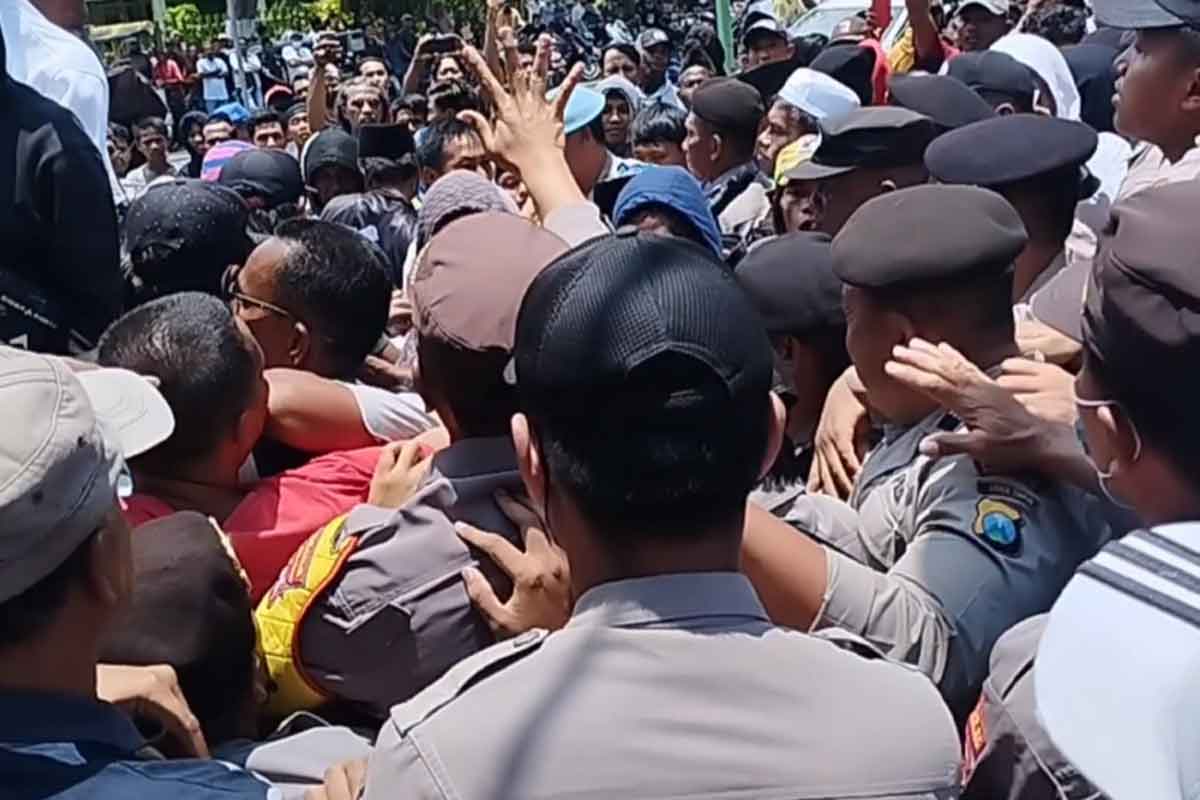 Dinilai Ada Kepentingan Pribadi, Ratusan Masyarakat Geruduk DPRD Pamekasan, Tolak Pilkades 2023