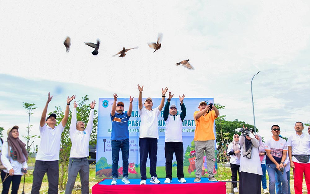 Bupati Lamongan, Yuhronur Efendi (tengah), saat pelepasan burung dari dalam rangka memperingati HCPSN 2025. 
