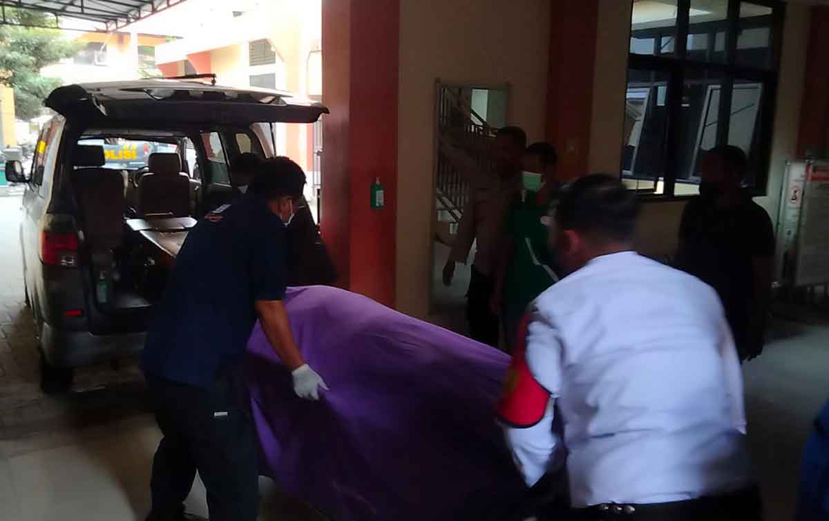Jenazah yang ditemukan mengapung di Sungai Konto Kediri saat hendak diantar ke rumah duka. Foto: Ist