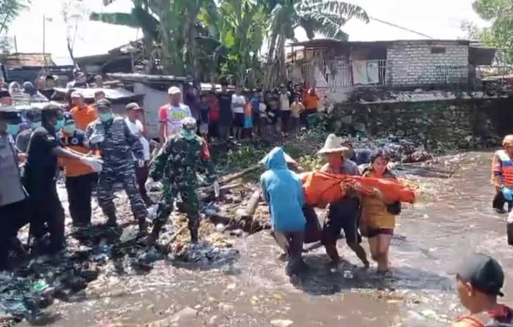 Tim gabungan dari FPRB, TNI AL, Polri, bersama warga saat mengevakuasi korban. 