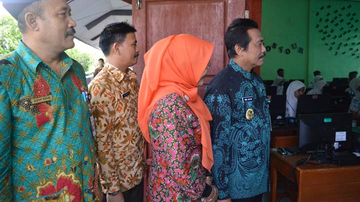 Wabup Qosim saat memantau UNBK di SMA Negeri 1 Menganti.