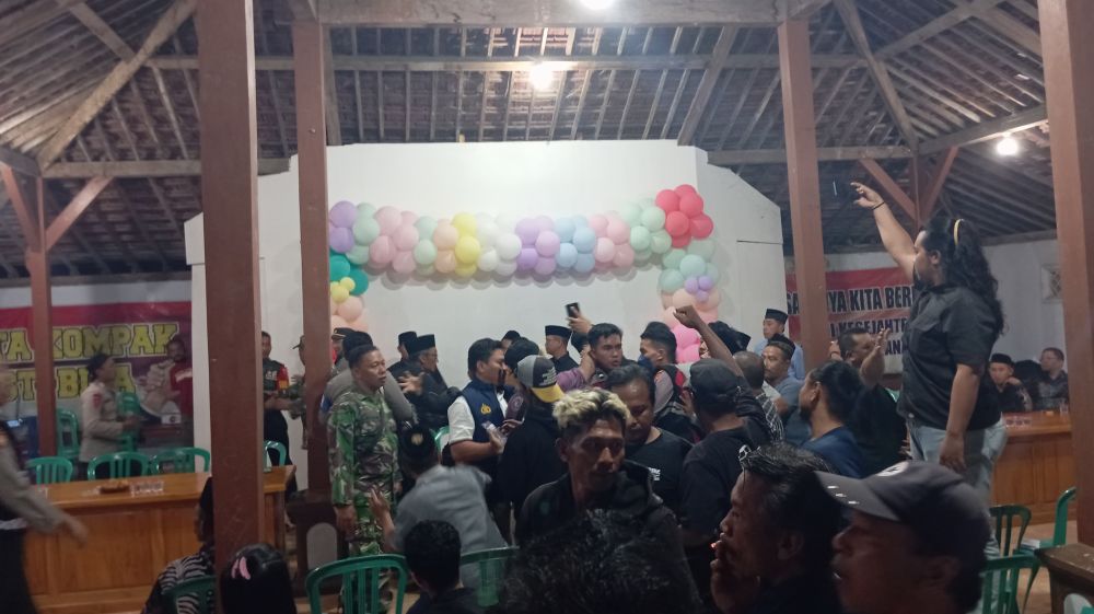 Situasi kantor Desa Sanankulon yang sempat memanas