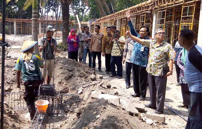 Sambari didampingi Djoko Sulistio Hadi dan Bambang Isdianto saat memantau progres proyek revitalisasi Alun-alun.