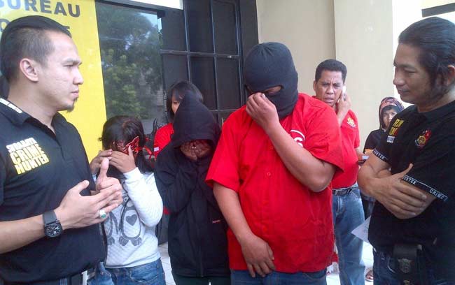 Tersangka Germo asal Semolowaru diapit Kasat Reskrim dan Wakasat Reskrim Polestabes Surabaya.
