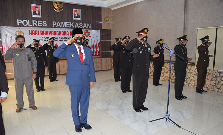 Kapolres Pamekasan Ikuti Giat Upacara Hari Bhayangkara ke-74 Lewat Live Streaming