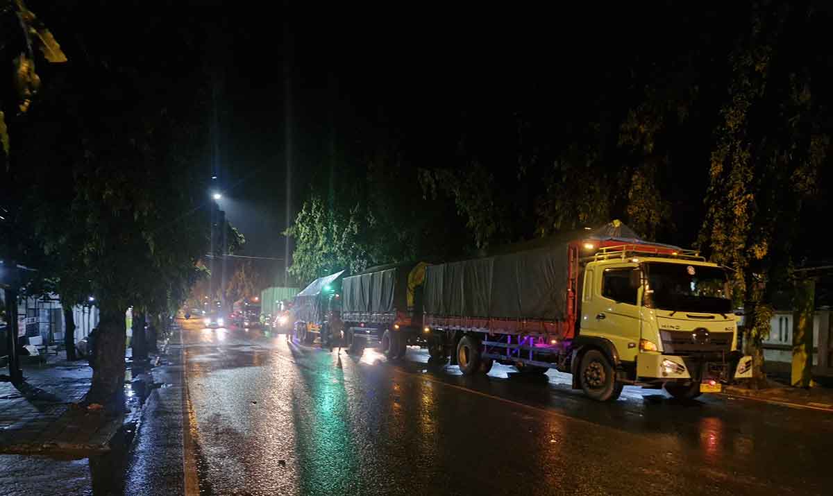 Truk muatan berat yang ditilang petugas dari Satlantas Polres Tuban karena nekat masuk wilayah kota.
