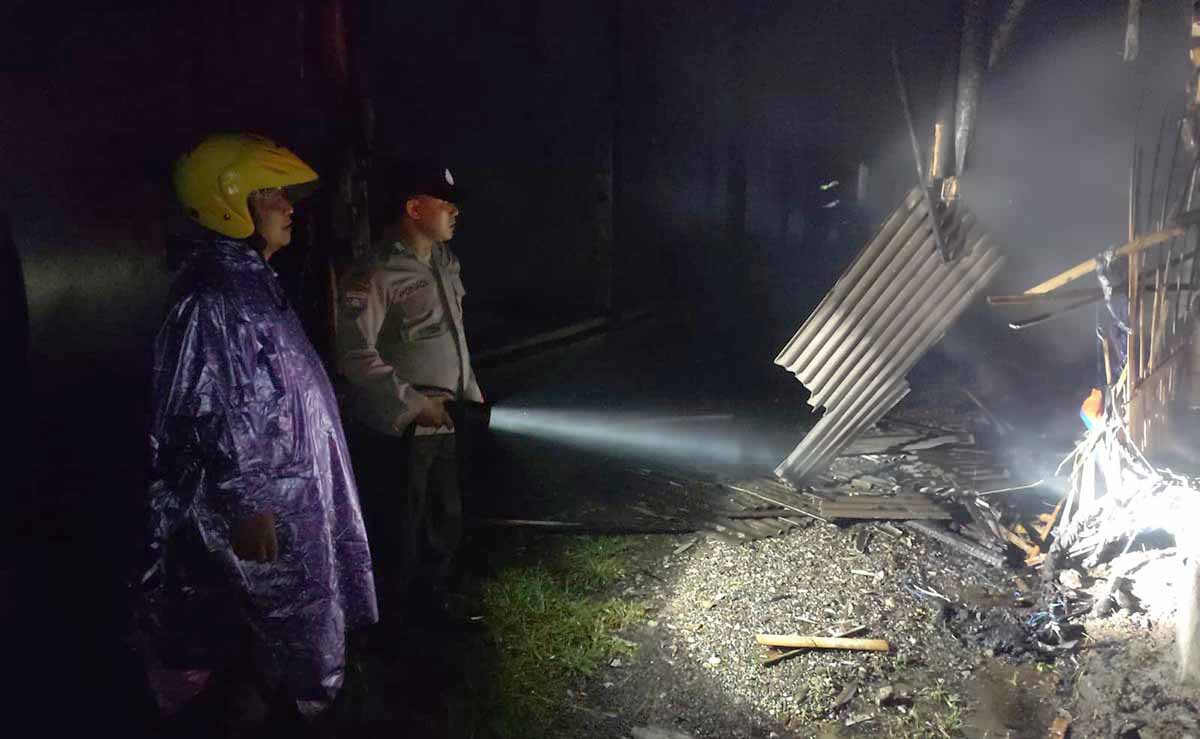 Petugas saat berada di lokasi kandang ayam yang terbakar. Foto: Ist.