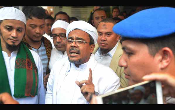 Ketua FPI Rizieq Syihab usai diperiksa di Mapolda Metro Jaya, Jakarta, Senin (23/1).