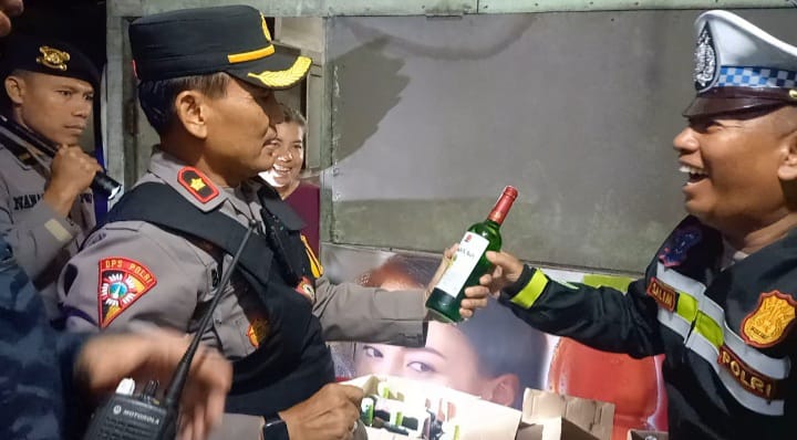 Petugas gabungan saat amankan miras
