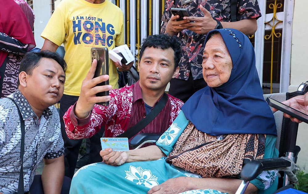 Sejumlah warga mencoba pendataan di Perlinsos Digital. Foto: Hms