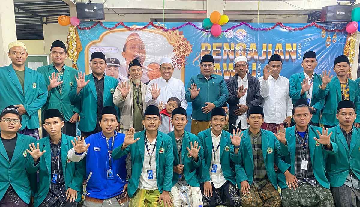 Mahasiswa KKN-T UIM Posko 7 Pamekasan foto bersama saat penutupan kegiatan.