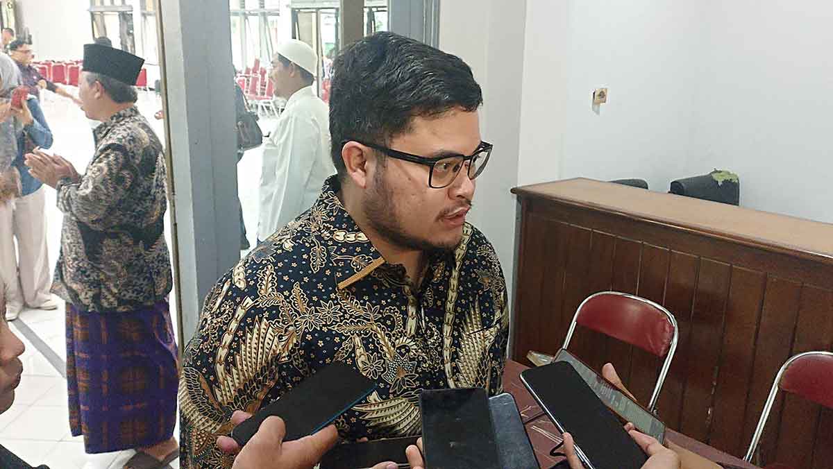 Bupati Kediri saat memberi keterangan ke awak media. Foto: Ist