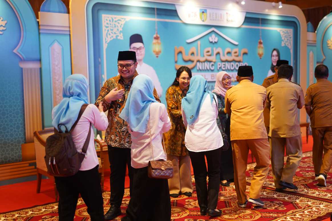 Bupati Kediri Hanindito Himawan Pramana dan istri, saat menyalami para pegawai di Pendopo Panjalu Jayati. (Ist).
