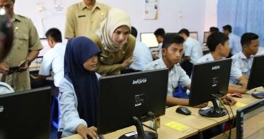 Foto Bupati Tantri Saat Sidak UN di SMKN II Kraksaan. (Andi/BANGSAONLINE)
