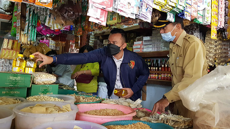 Petugas Satgas Pangan Polres Kabupaten Nganjuk bersama dinas perindustrian dan perdagangan setempat ke beberapa toko sembako secara acak, Selasa (26/4/2022).