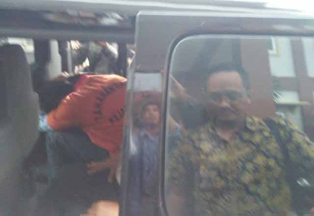 Santonio saat masuk mobil tahanan.