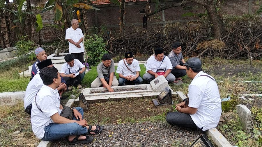 Insan KWG saat berziarah di makam pendiri. foto: ist.
