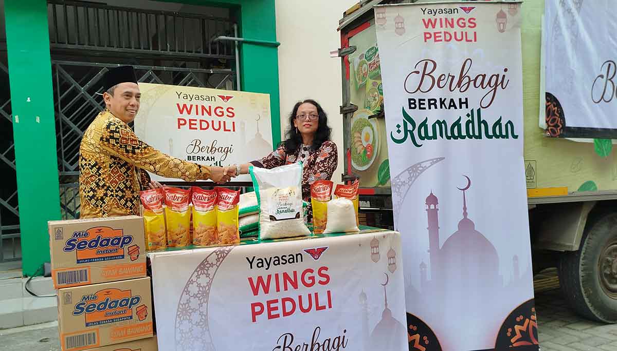 Ike Roesvianti saat serahkan paket sembako ke Wakil Sekretaris YPTBU, H Abdul Wahab.