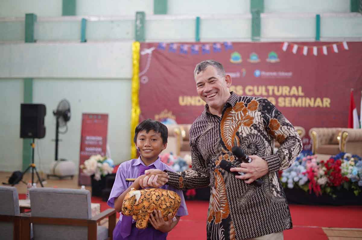 Konsul Jenderal Australia di Surabaya, Glen Askew, saat menjadi pembicara utama dalam giat yang digelar IIS SMP Progresif Bumi Shalawat.