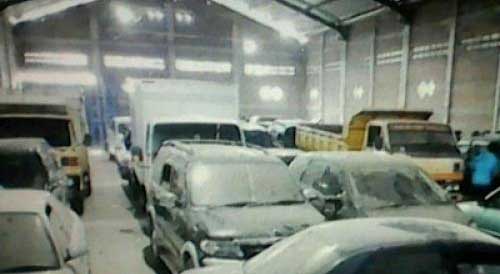 Sejumlah mobil dan sepeda motor diamankan Polres Ponorogo dari sebuah gudang di Ponorogo. foto: beritajatim