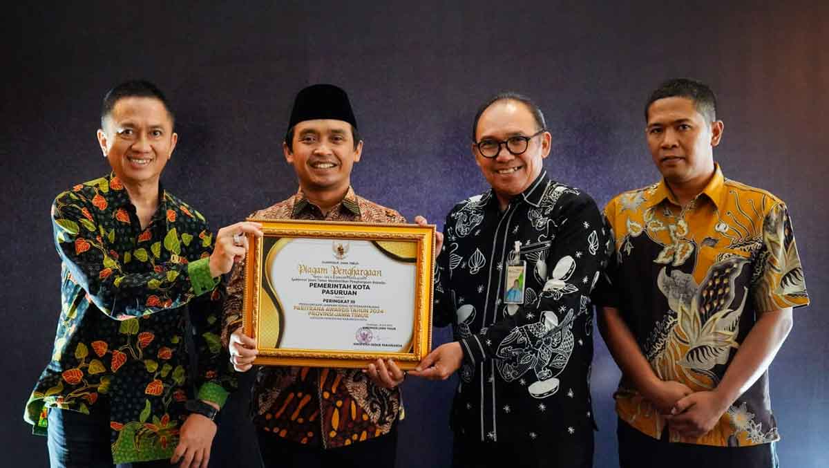 Wali Kota Pasuruan saat menerima penghargaan.