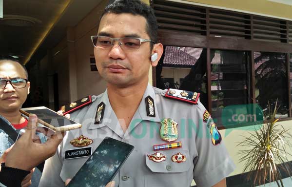 Wakapolres Tuban saat memberikan penjelasan terkait kasus OTT. foto: GUNAWAN/ BANGSAONLINE