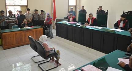 Nenek Asyani saat menjalani sidang lanjutan di PN Situbondo. foto: Hadi Prayitno/BangsaOnline.com