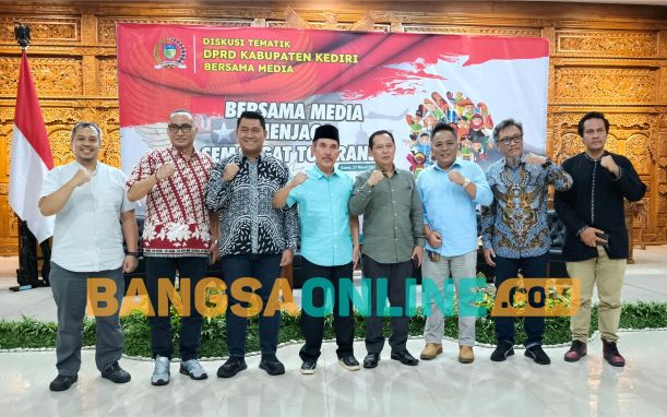 Ketua DPRD Kabupaten Kediri, Murdi Hantoro (nomor 5 dari kiri) bersama Pimpinan DPRD Kabupaten Kediri dan Narasumber.  Foto: Muji Harjita/BANGSAONLINE