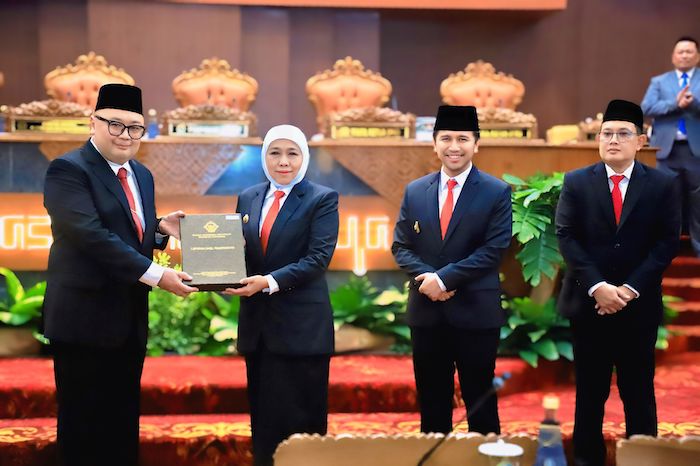 Gubernur Jatim, Khofifah Indar Parawansa saat menerima predikat WTP