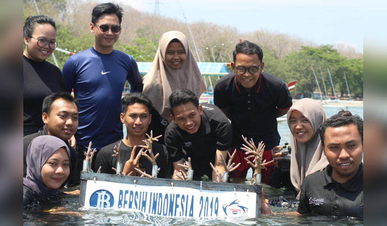 GenBI Jember Tanam 60 Bibit Terumbu Karang di Pasir Putih Situbondo