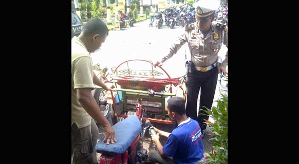 BIAR JERA: Bodi bentor dipotong untuk dikembalikan sesuai asal usai putusan sidang. foto: soewandito/ BANGSAONLINE