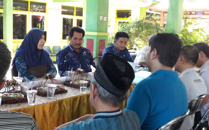 Camat Gresik Nurul Puspitawardani dan Kades Sidorukun Markan H saat pertemuan bersama pihak Semen Indonesia dan tokoh masyarakat. foto: SYUHUD/ BANGSAONLINE