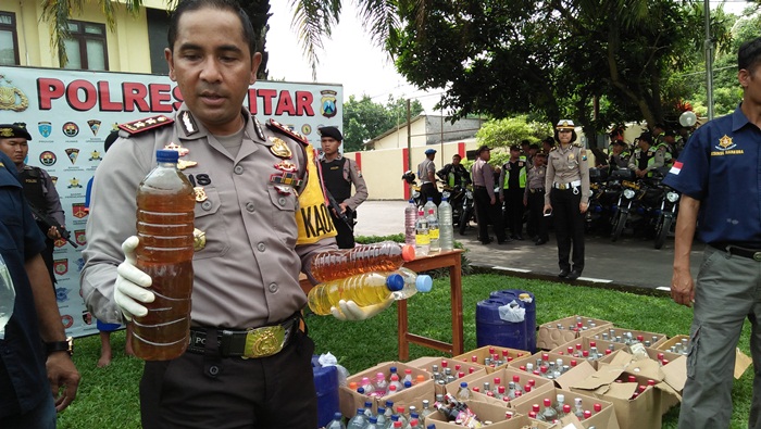 petugas Polres Blitar saat menggelar operasi tumpas narkoba.
