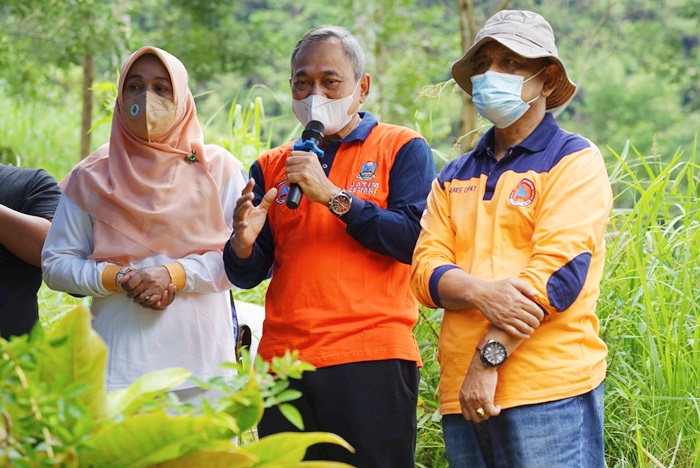 Kalaksa BPBD Jatim Drs. Budi Santosa memimpin mitigasi vegetasi di lereng Gunung Lawu, area wisata Desa Genilangit, Magetan. foto: istimewa