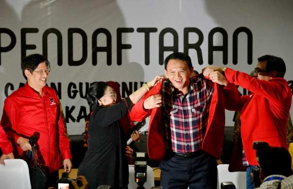Ketua Umum PDIP Megawati Soekarnoputri mengenakan jas merah ke Ahok saat mengantarkan pasangan calon gubernur dan wakil gubernur DKI Jakarta mendaftar ke KPUD DKI Jakarta, Rabu (20/9).