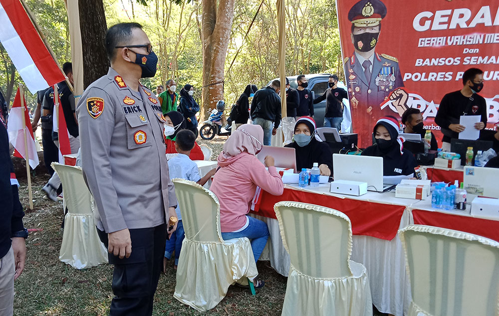 Kapolres Pasuruan AKBP Erick Frendriz saat meninjau pelaksanaan vaksinasi.