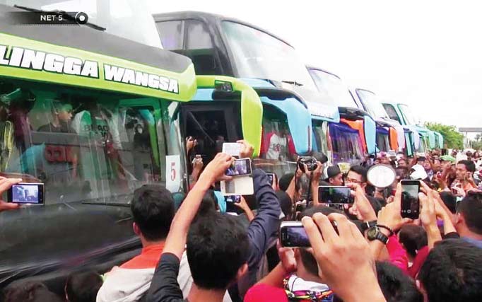 Warga meminta sopir bus membnyikan klakson 
