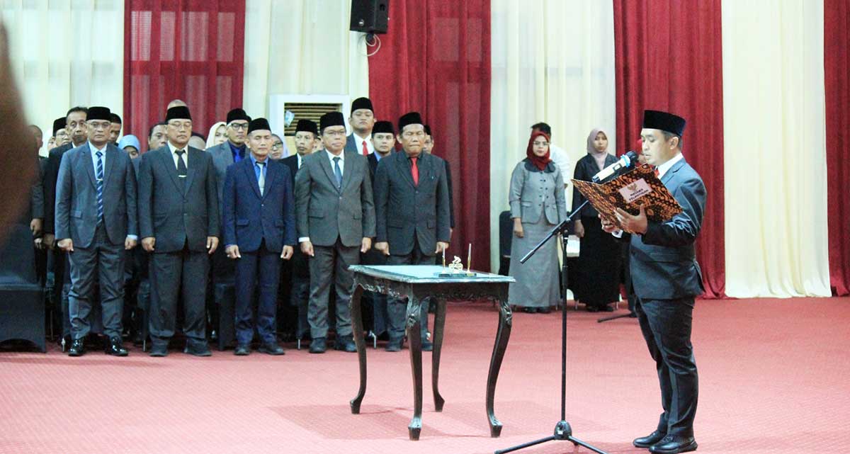 Wali Kota Pasuruan saat melantik Pejabat Pimpinan Tinggi Pratama.