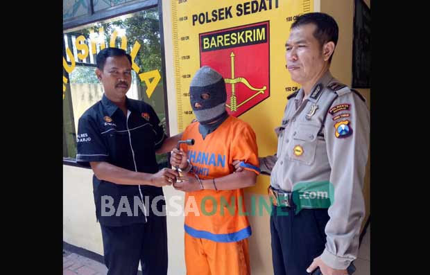 Tersangka Santoso diamankan di Polsek Sedati.