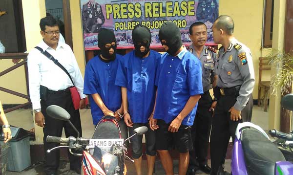 KOMPLOTAN: Tiga dari empat pelaku saat gelar perkara di depan halaman Satreskrim Polres Bojonegoro beserta barang bukti. foto: eky nurhadi/ BANGSAONLINE