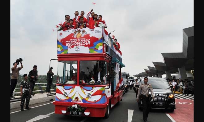 Pasangan ganda campuran Indonesia Tontowi Ahmad/Liliyana Natsir bersama Eko Yuli dan Sri Wahyuni diarak saat tiba di Terminal 3 Ultimate, Bandara Soekarno-Hatta, Banten, Selasa (23/08). Tampak bersama mereka Menpora Imam Nahrawi. foto: merdeka.com
