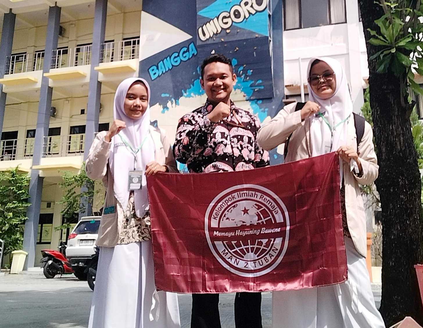 Siswa MAN 2 Tuban yang juara 1 dalam ajang Industrial Engineering Business Plan Competition 2025
