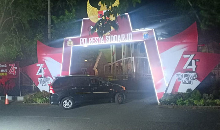 Gapura merah putih yang berdiri di depan pintu gerbang Mapolresta Sidoarjo.