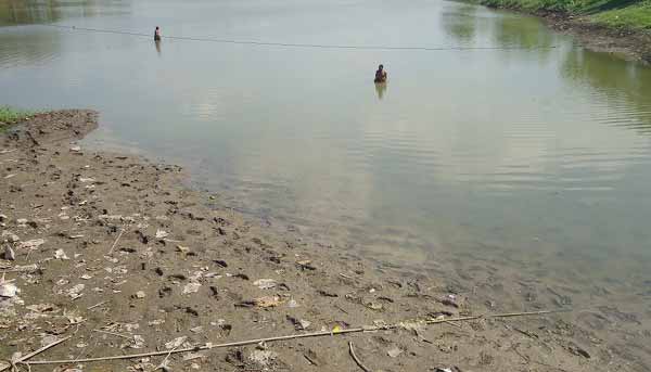 KERING. Embung atau bendungan kecil di Kecamatan Padangan airnya tampak menyusut. Foto: eky nurhadi/BANGSAONLINE