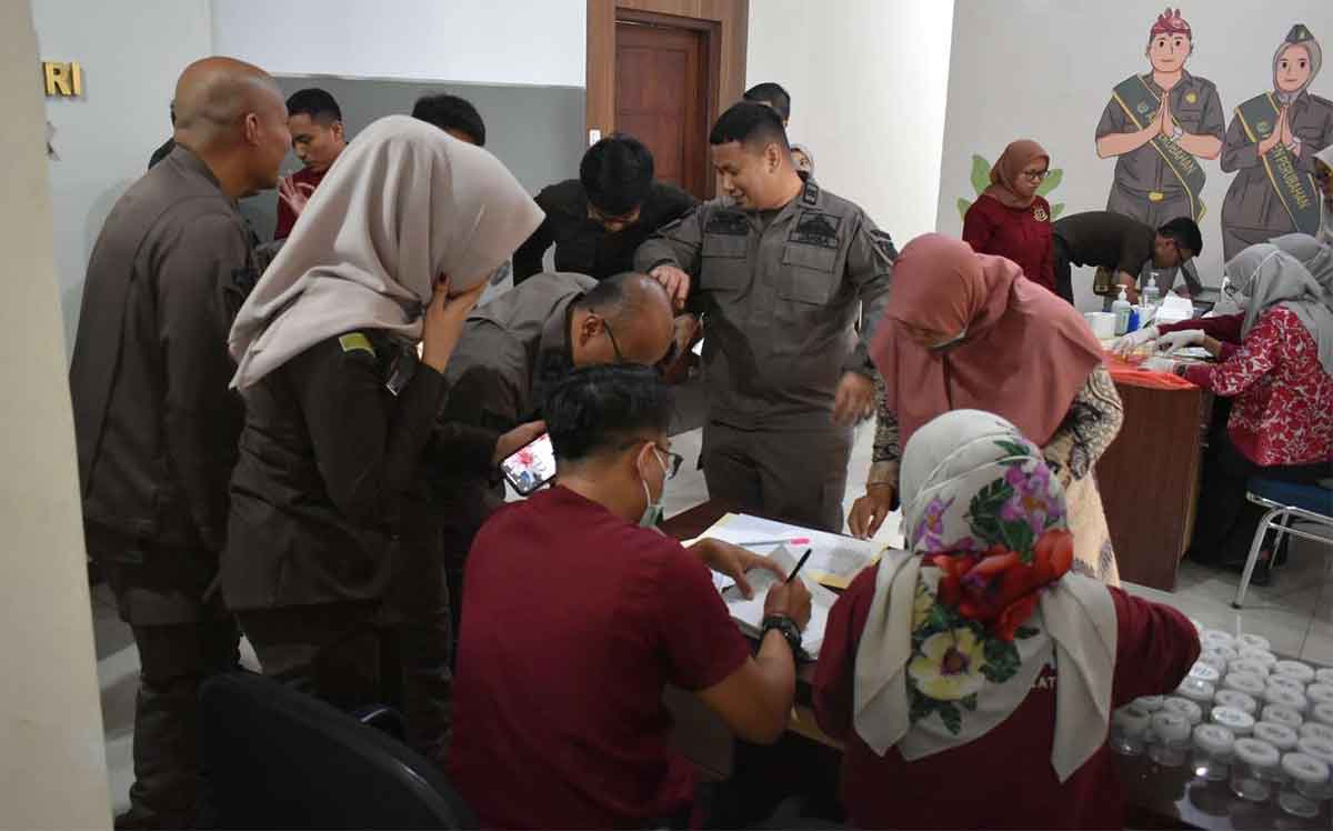 121 Pegawai Kejari Tanjung Perak Ikuti Tes Urine