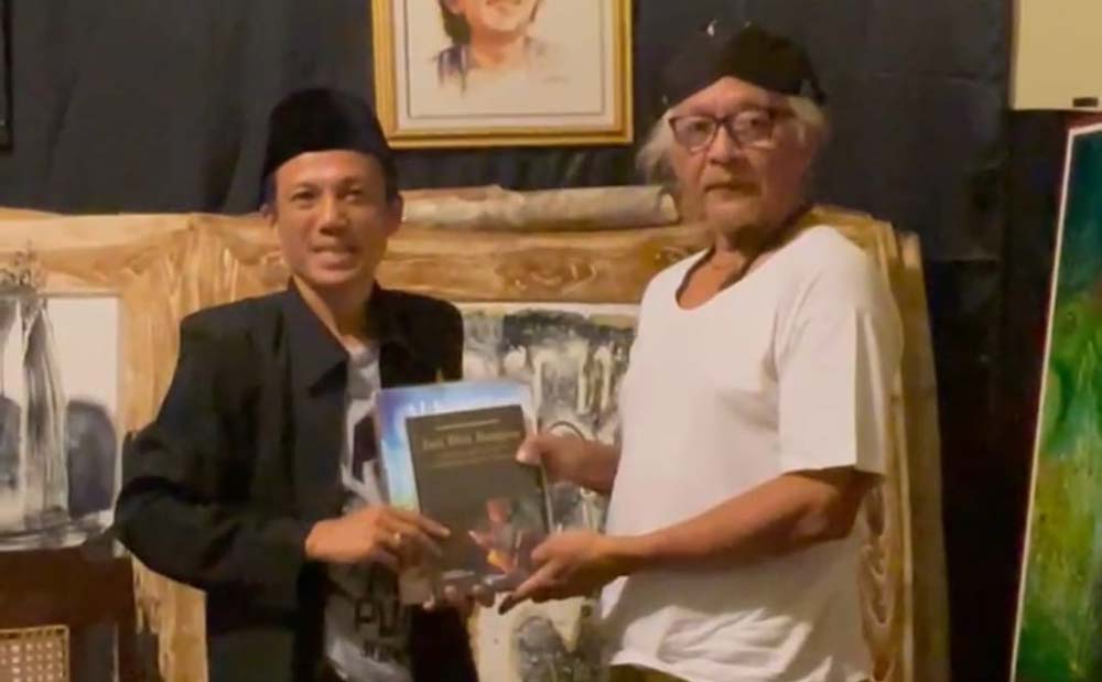 Ketua Harian Situs Persada Soekarno Ndalem Pojok Kediri, Kushartono (kiri) saat menyerahkan cenderamata kepada Sujiwo Tejo. Foto: Ist. 