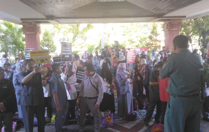 Ratusan guru dan honorer K2 Surabaya saat menggelar aksi unjuk rasa di Gedung DPRD Kota Surabaya. foto: MAULANA/ BANGSAONLINE