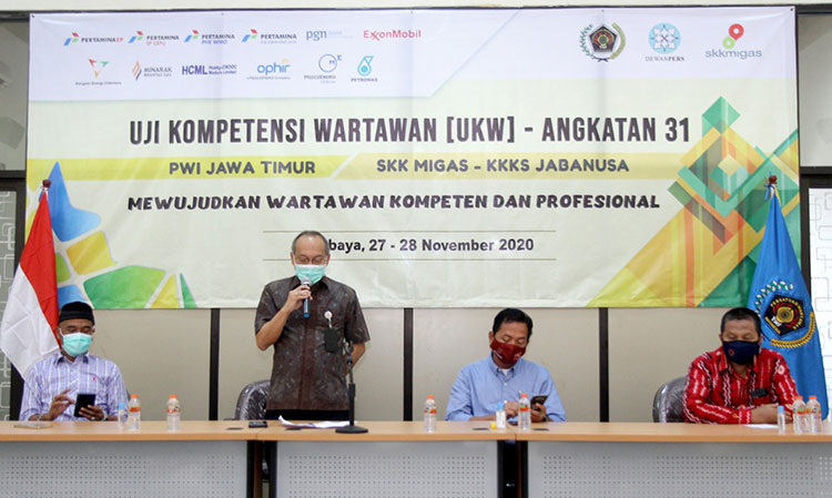 Kepala SKK Migas Jabanusa Nur Wahidi pada pembukaan kegiatan Uji Kompetisi Wartawan (UKW) Angkatan ke-31 di Balai Wartawan PWI Jatim, Surabaya, Jumat (27/11/2020). (foto: ist)